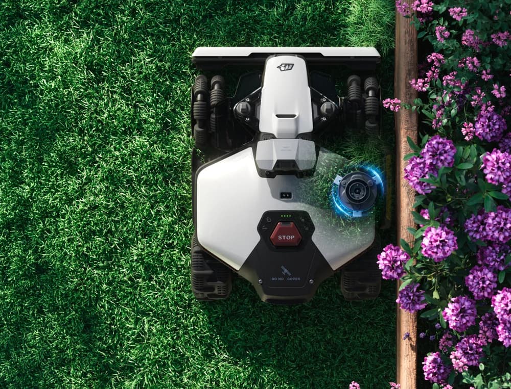 Robot klipper nära en kant med den kantskärande skivan