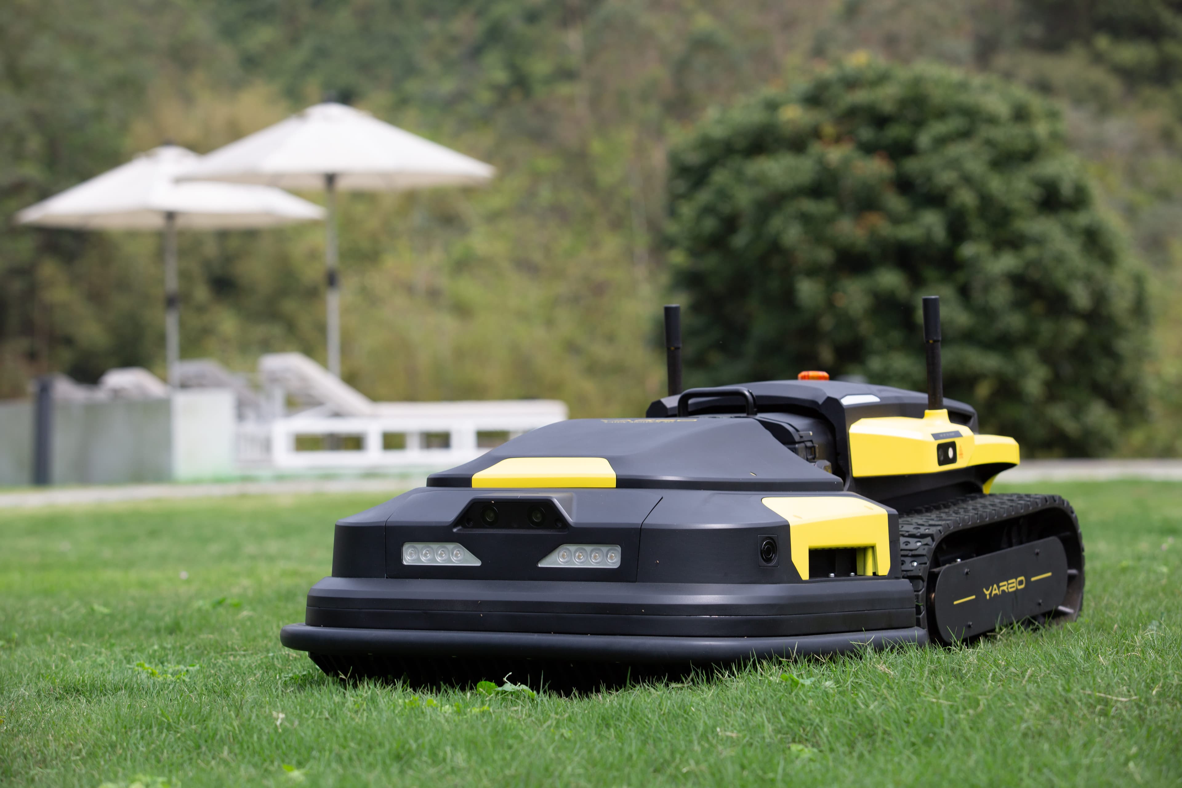 Yarbo robotgräsklippare i driftmiljö