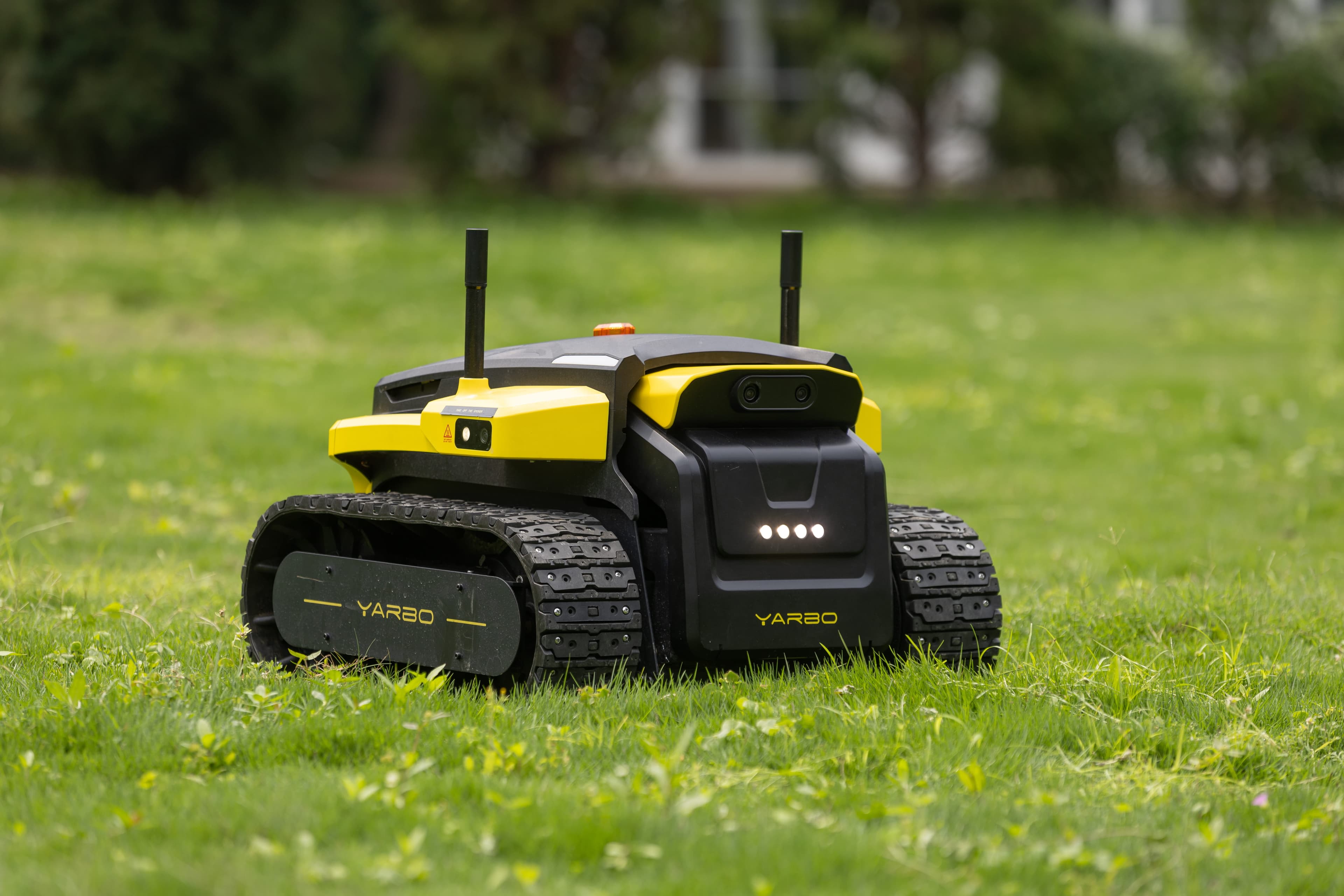 Yarbo Core — robotplattform för alla säsonger